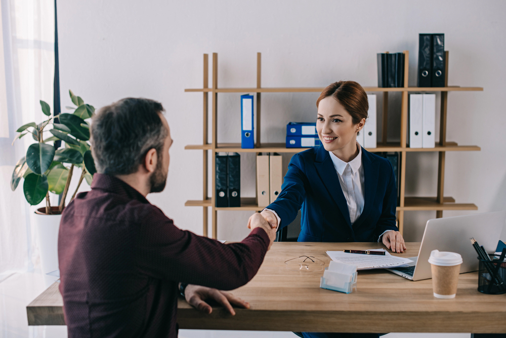 abogada con cliente en su oficina de despacho