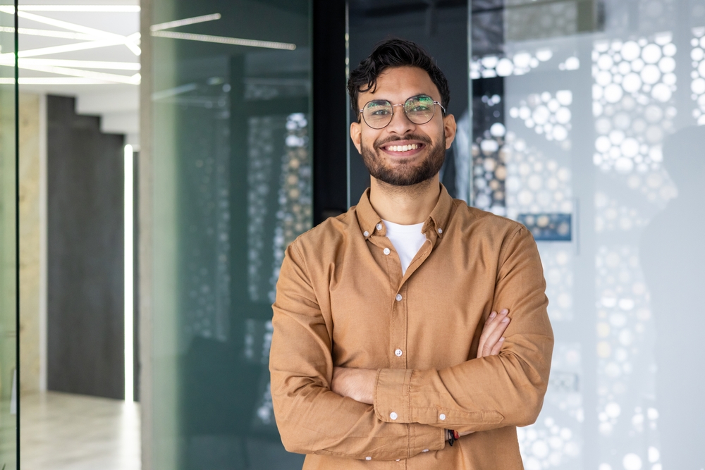 joven empresario sonriendo oficina